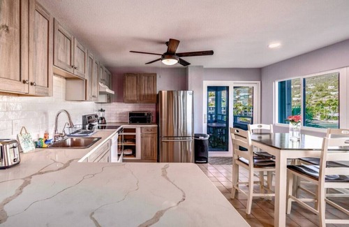 Bolongo Bay Condo | 2BR condo w/pool - 5 min walk to the beach!