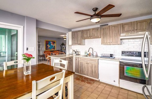 Bolongo Bay Condo | 2BR condo w/pool - 5 min walk to the beach!