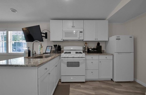 Gatlinburg - Pigeon Forge RV Rental | 2BR Cottage Retreat in Pigeon Forge