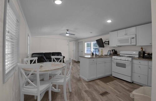 Gatlinburg - Pigeon Forge RV Rental | 2BR Cottage Retreat in Pigeon Forge