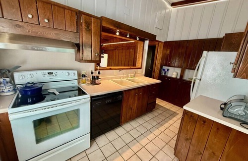 Winston - Salem House | 2BR Cottage, walk to Wake Forest