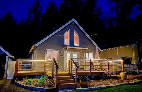 Mount Hood Village Cabin | 2BR Cozy Cabin w/Pvt Hot Tub, Pool+River Access