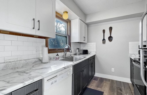 Berwick House | 2BR Cozy Townhouse WDM/Clive!