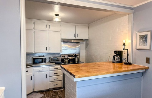 Midwest City Apartment | 2BR Cozy Winter Respite Haven in Midwest City