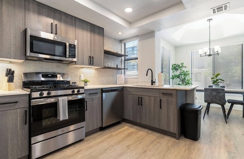 Pinnacle Peak Apartment | 2BR CozySuites at Kierland Commons with pool #09