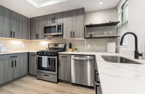 Pinnacle Peak Apartment | 2BR CozySuites at Kierland Commons with pool #11