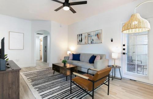 Kierland Apartment | 2BR CozySuites at Kierland Commons with pool #02