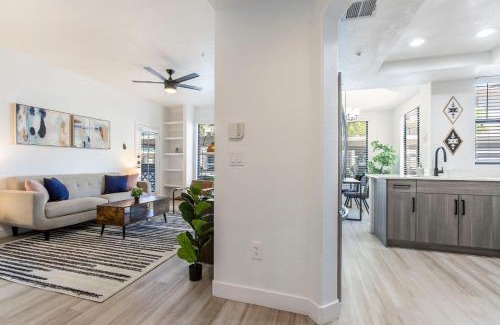 Kierland Apartment | 2BR CozySuites at Kierland Commons with pool #02