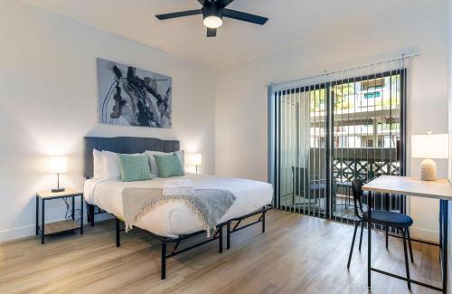 Kierland Apartment | 2BR CozySuites at Kierland Commons with pool #02