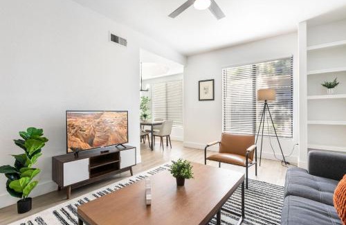 Kierland Apartment | 2BR CozySuites at Kierland Commons with pool #04
