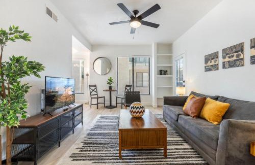 Kierland Apartment | 2BR CozySuites at Kierland Commons with pool #06