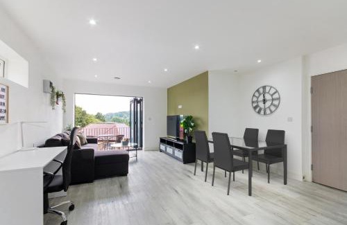 Croham Apartment | 2BR, CR2, Contractors, Parking, Close to station