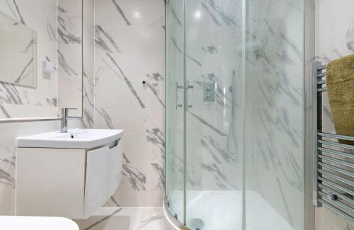 Croham Apartment | 2BR, CR2, Contractors, Parking, Close to station