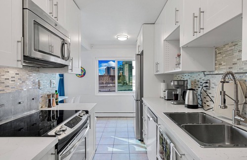 Downtown Seattle Condo | 2BR Designer Condo, Free Parking, Convention Ctr