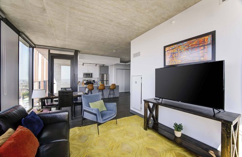 West Loop Apartment | 2BR Designer Loft: Modern Luxe in City Center