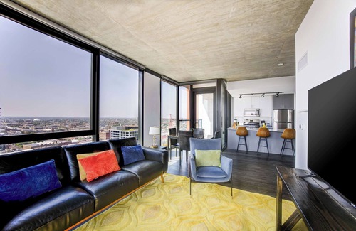 West Loop Apartment | 2BR Designer Loft: Modern Luxe in City Center