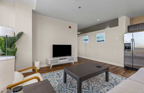 Downtown Pittsburgh Apartment | 2BR Downtown Apartment with Gym & Deck