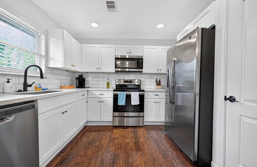 South Central Houston Condo | 2BR Elegant, Clean, & Comfy! near NRG and Med Ctr