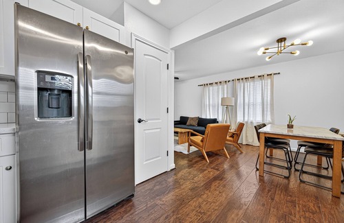 South Central Houston Condo | 2BR Elegant, Clean, & Comfy! near NRG and Med Ctr