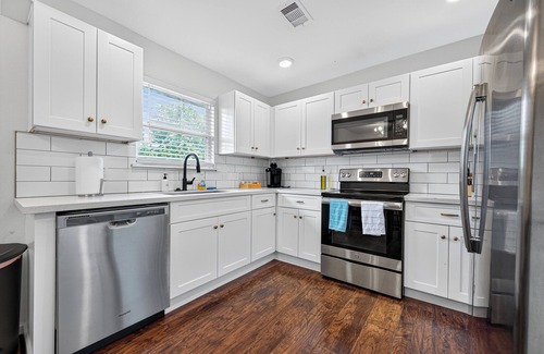 South Central Houston Condo | 2BR Elegant, Clean, & Comfy! near NRG and Med Ctr