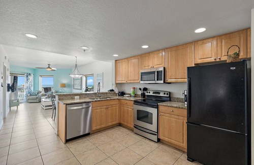 Treasure Island Condo | 🏝️2br End-Unit Condo with Ocean View, Large Balcony, & Beach Access