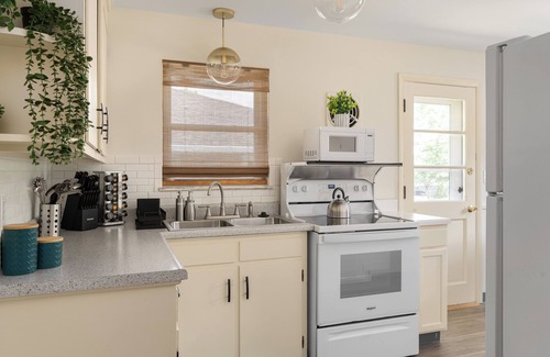 Sharon Heights House | 2BR, Family Friendly, Quiet, Near Downtown+Dogs OK+Easy Parking
