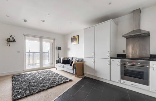 Harrow Apartment | 2BR Flat Close to Wembley | Quick Tube To London!
