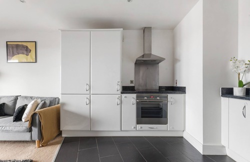 Harrow Apartment | 2BR Flat Close to Wembley | Quick Tube To London!