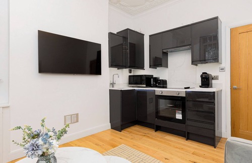 Wandsworth Apartment | 2BR flat w garden in Wandsworth, 7min tube