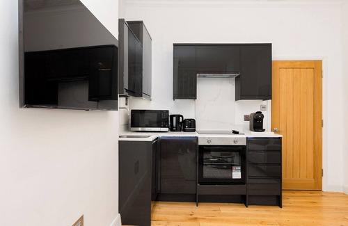 Wandsworth Apartment | 2BR flat w garden in Wandsworth, 7min tube