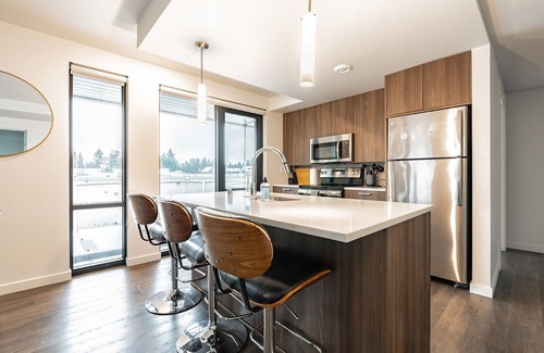 West Bellevue Apartment | 2BR | Gym, Lounge, Rooftop | Bellevue | Sophari C