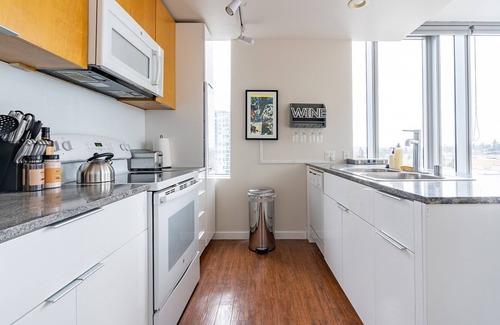 West Bellevue Apartment | 2BR | Gym, Rooftop, Pool | Bellevue | Sophari A