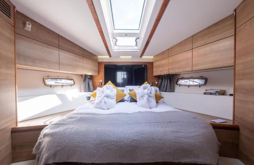 New Forest District Boat Rental | 2BR Heated Yacht, Lymington Centre, Beautiful View