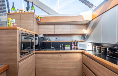 New Forest District Boat Rental | 2BR Heated Yacht, Lymington Centre, Beautiful View