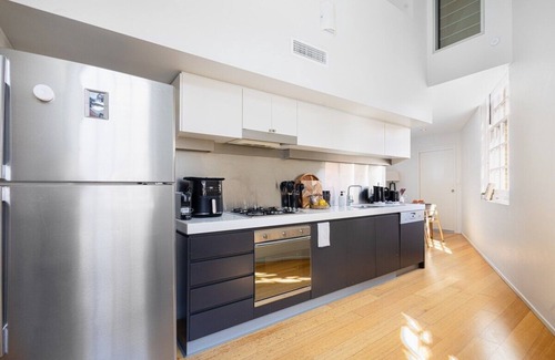 Teneriffe Apartment | 2BR Heritage Near River, CBD, Pool + 2 Carparks