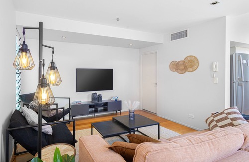 Teneriffe Apartment | 2BR Heritage Near River, CBD, Pool + 2 Carparks