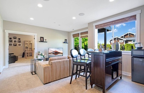 Cougar Mountain House | 2BR Hideaway: Bar Vibes, Game & LEGO Joy @Bellevue