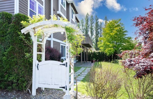 Cougar Mountain House | 2BR Hideaway: Bar Vibes, Game & LEGO Joy @Bellevue