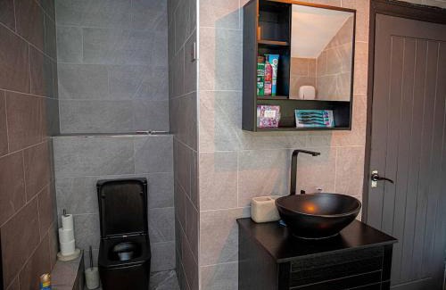 Droylsden Apartment | 2BR Home in Manchester near Etihad Stadium with Parking