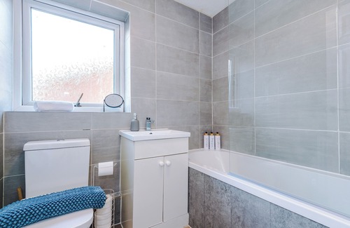 Belle Vue House | 2BR House Close to City Centre, Free Parking , Ideal for Families & NHS
