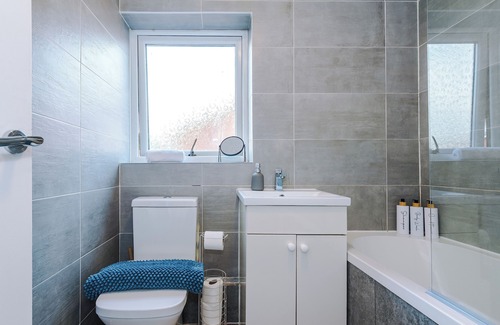 Belle Vue House | 2BR House Close to City Centre, Free Parking , Ideal for Families & NHS