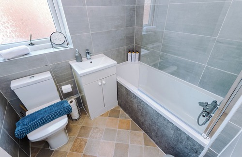 Belle Vue House | 2BR House Close to City Centre, Free Parking , Ideal for Families & NHS
