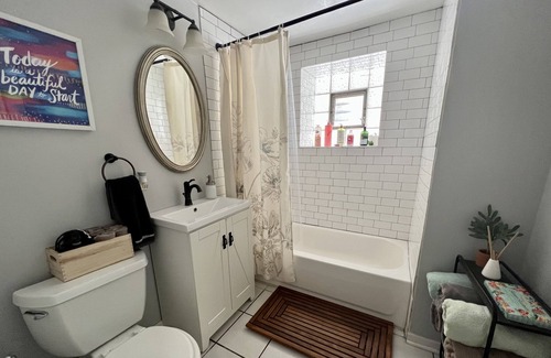 Uptown Apartment | 2BR in Andersonville-Walk to train, beach, shops and restaurants!