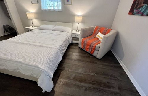 Uptown Apartment | 2BR in Andersonville-Walk to train, beach, shops and restaurants!