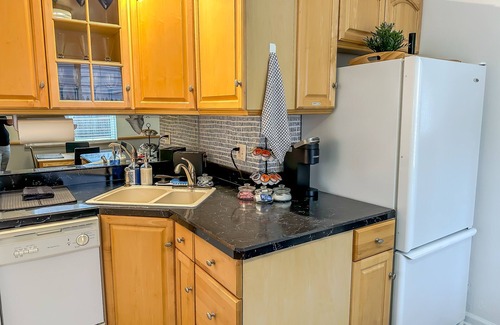 Maumee House | 2BR in Uptown Maumee walk to Metropark