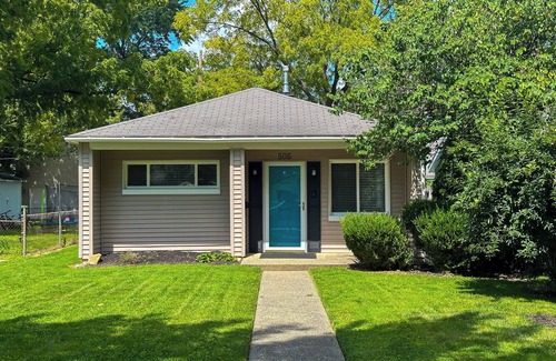 Maumee House | 2BR in Uptown Maumee walk to Metropark