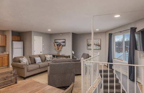 Wasilla House | 2BR Lakeside Bungalow Haven