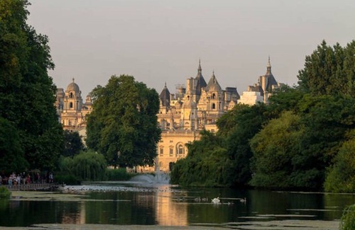 London City Centre Apartment | 2BR; Large Living Room, Parquet Floors, High Ceilings, Concierge
