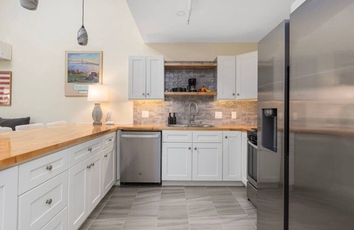 Off Broadway Apartment | 2BR Loft in the Heart of Newport with Parking!