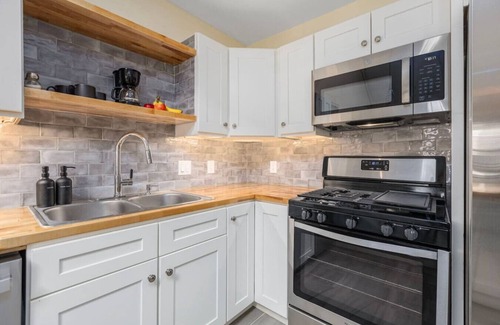 Off Broadway Apartment | 2BR Loft in the Heart of Newport with Parking!